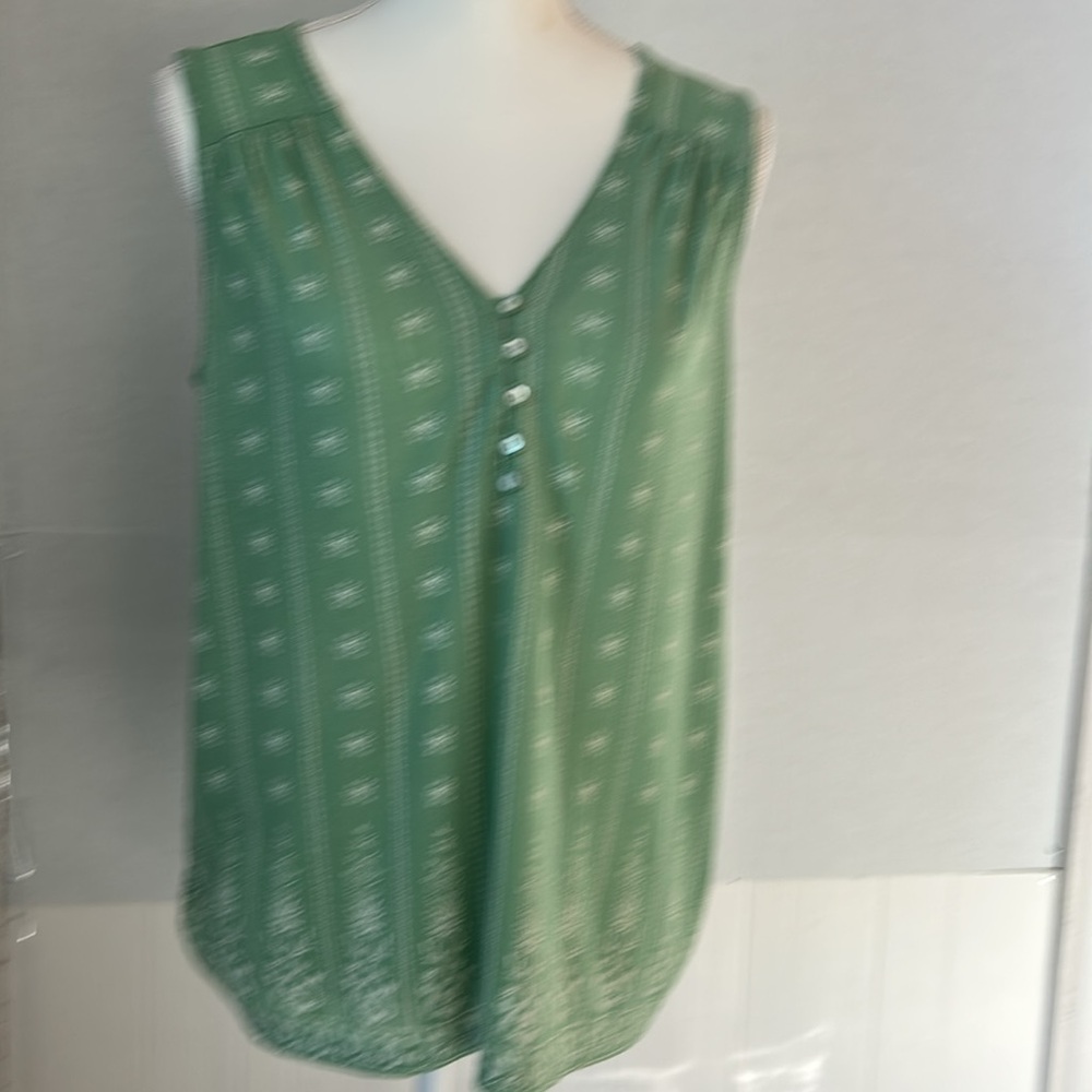 Lucky Brand Green/White Floral Print Button V-Neck Sleeveless Top. Size L